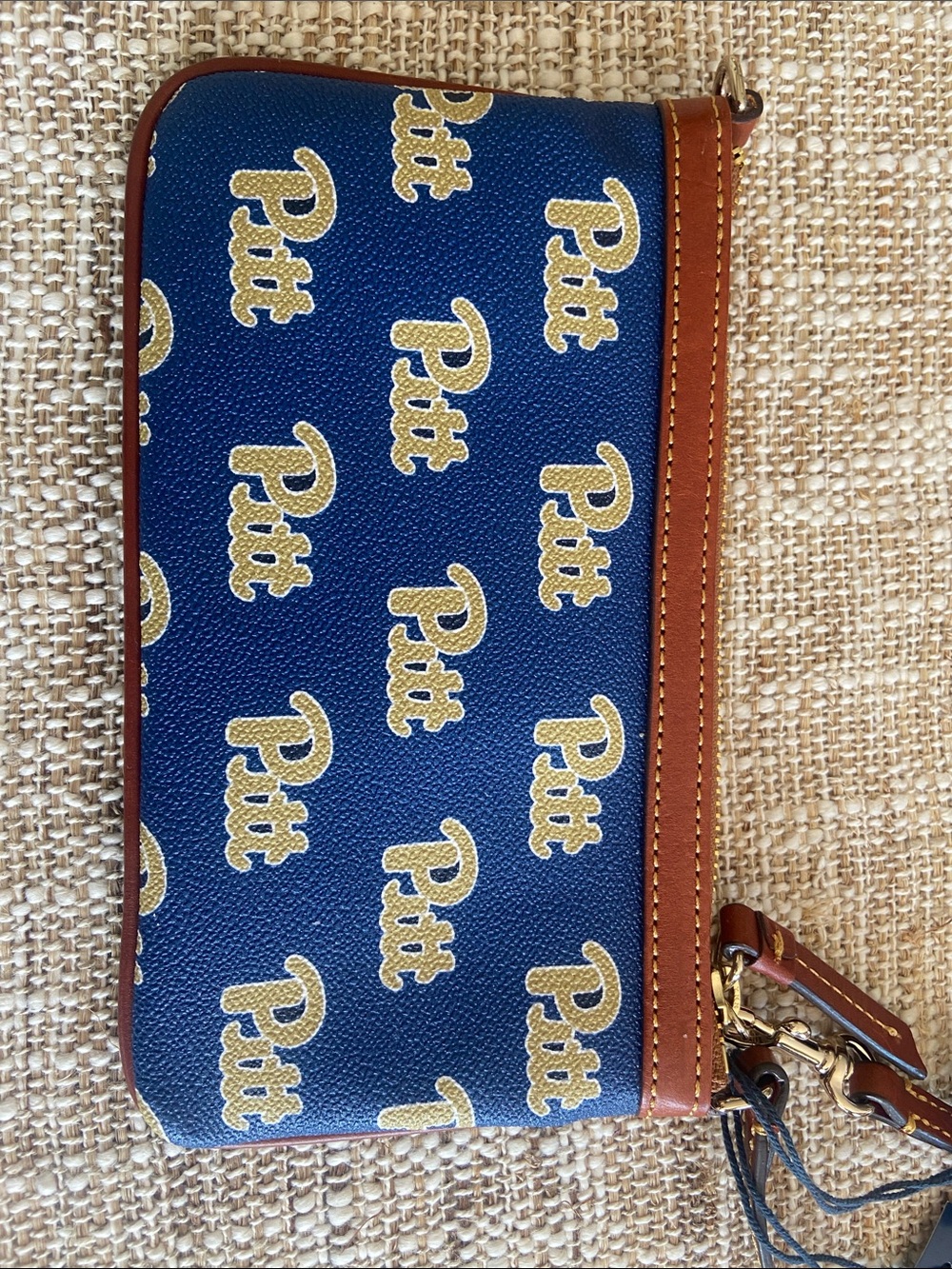 Dooney & Bourke “Pitt” wristlet with strap - NWT - Picture 2 of 7